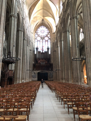 Non è G che è piccolo, è la cattedrale che è alta 37 metri!